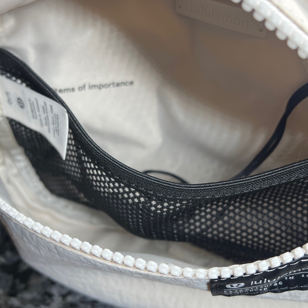 Lululemon Clean Lines Belt Bag White Opal with a 2L capacity - New with Tags - Picture 8 of 12